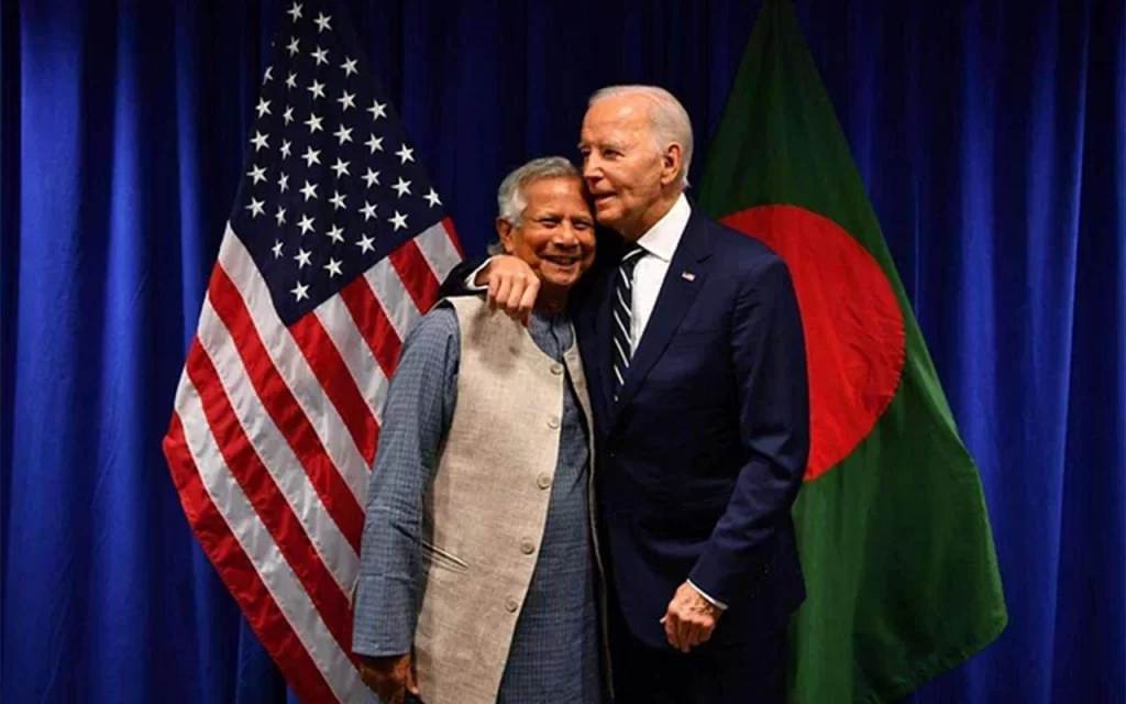 নিউইয়র্কে জাতিসংঘের সদর দপ্তরে দ্বিপক্ষীয় বৈঠকের আগে বাংলাদেশের অন্তর্বর্তী সরকারের প্রধান উপদেষ্টা ড. মুহাম্মদ ইউনূসকে বুকে জড়িয়ে নেন যুক্তরাষ্ট্রের প্রেসিডেন্ট জো বাইডেন