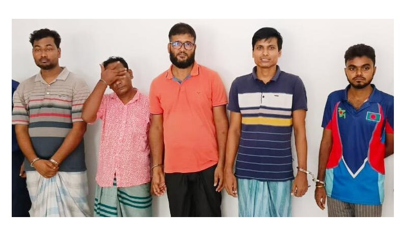 পোষাক ৫ আটক